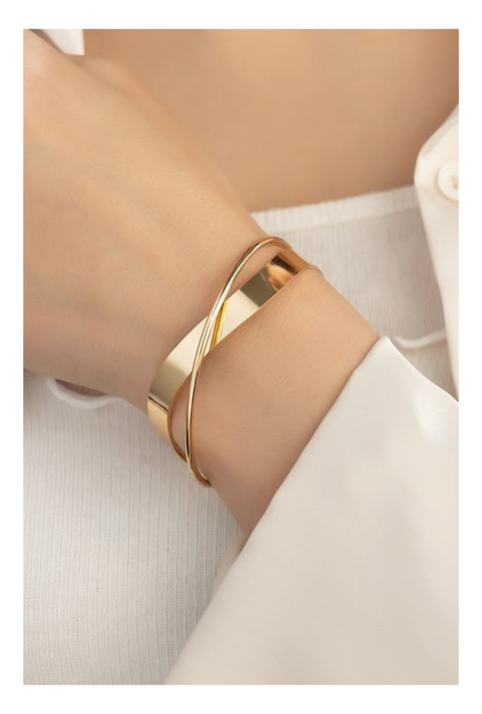 bracelet jonc en or arbore un design épuré et contemporain