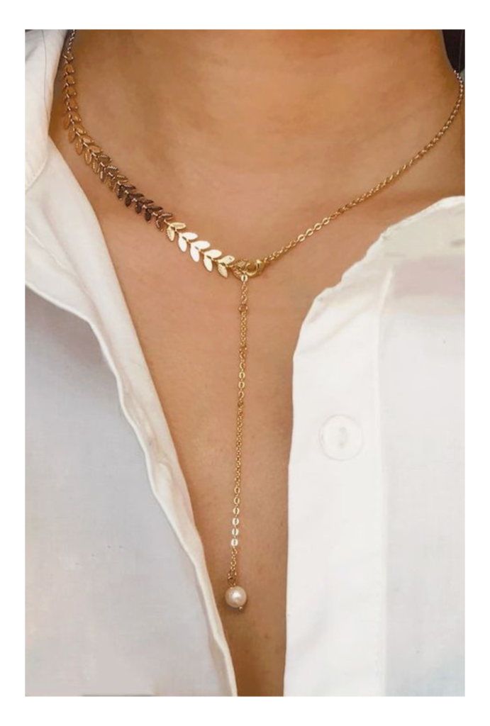 collier composé d'une chaîne dorée ras de cou ornée de motifs feuilles