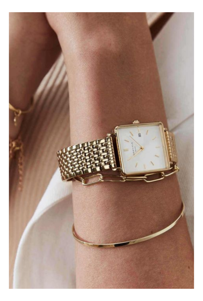 montre-bracelet en or avec un cadran carré