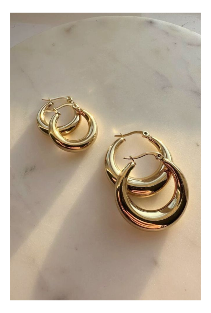 paire de créoles dorées présente un design simple et élégant